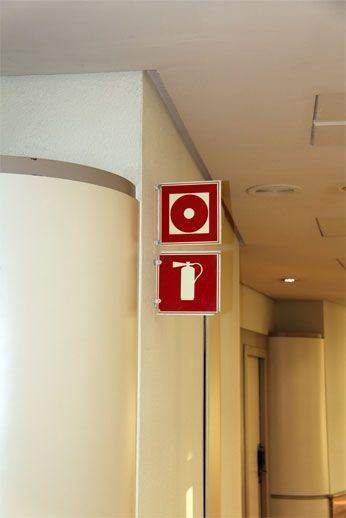 Знаки безопасности в гостинице Севильи