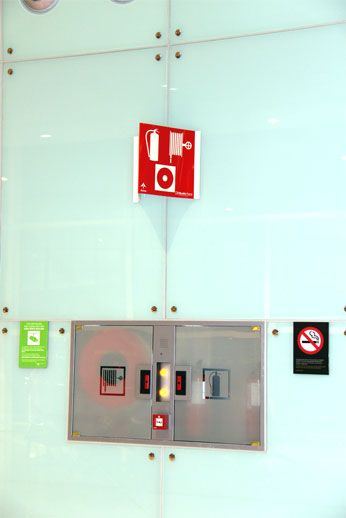 Пожарный шкаф в аэропорту Испании