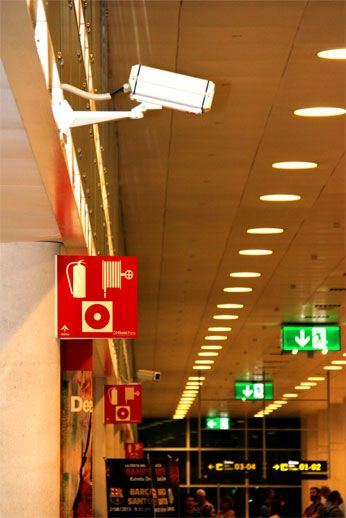Знаки эвакуации и пожарной безопасности в аэропорту Испании